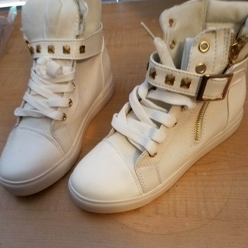 Women's all white fashion sneaker